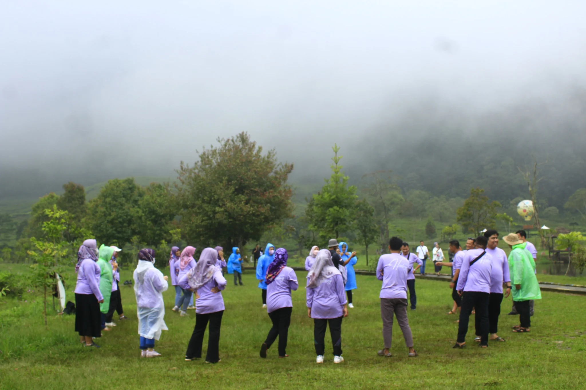 Dokumentasi interaksi kelompok saat outing kantor Explore Puncak