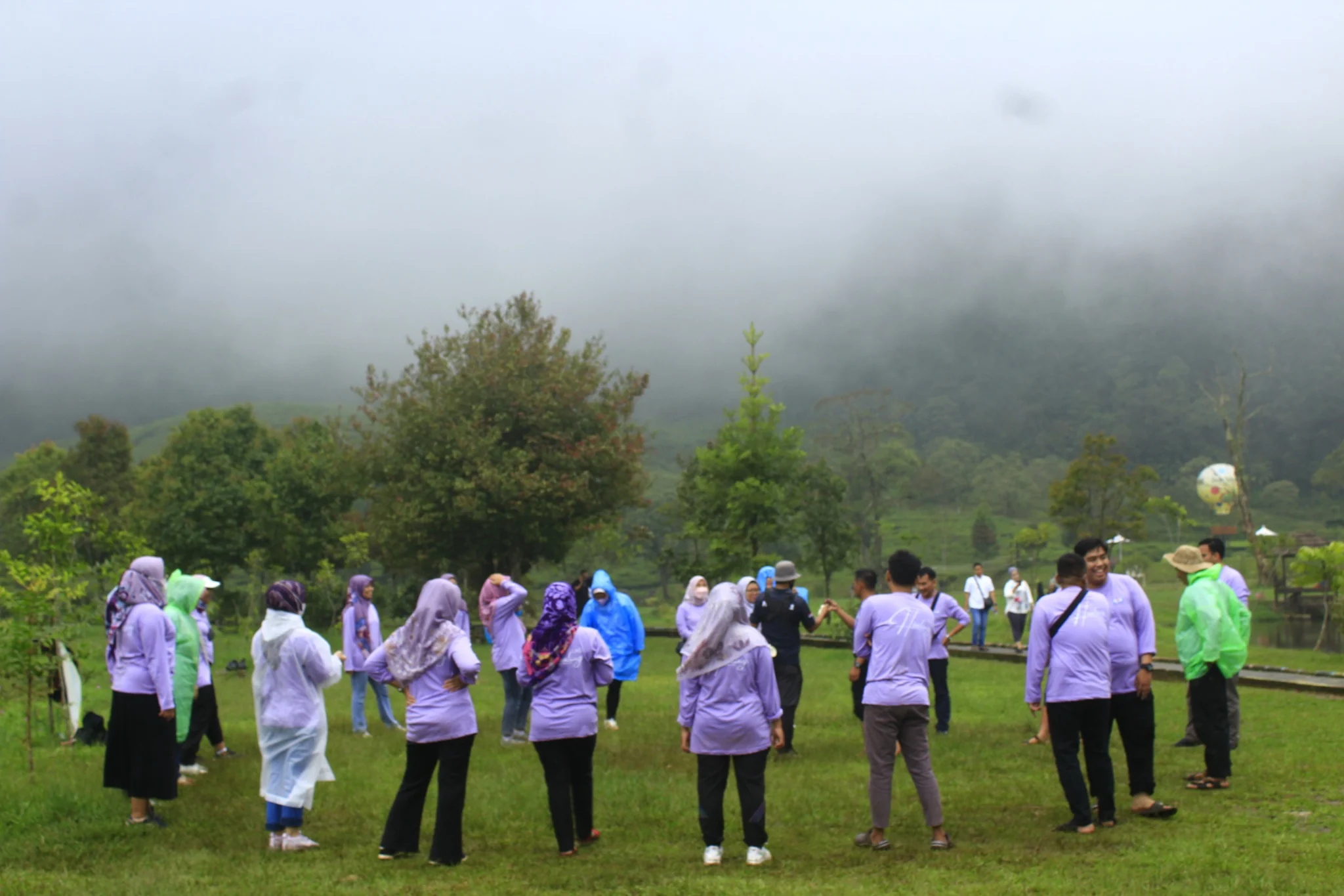 Dokumentasi komunikasi kelompok dalam team building Explore Puncak