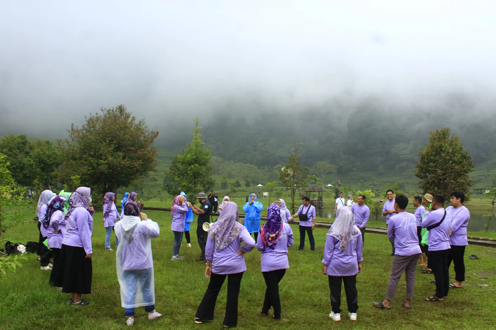 Dokumentasi outing kantor satu hari di Puncak
