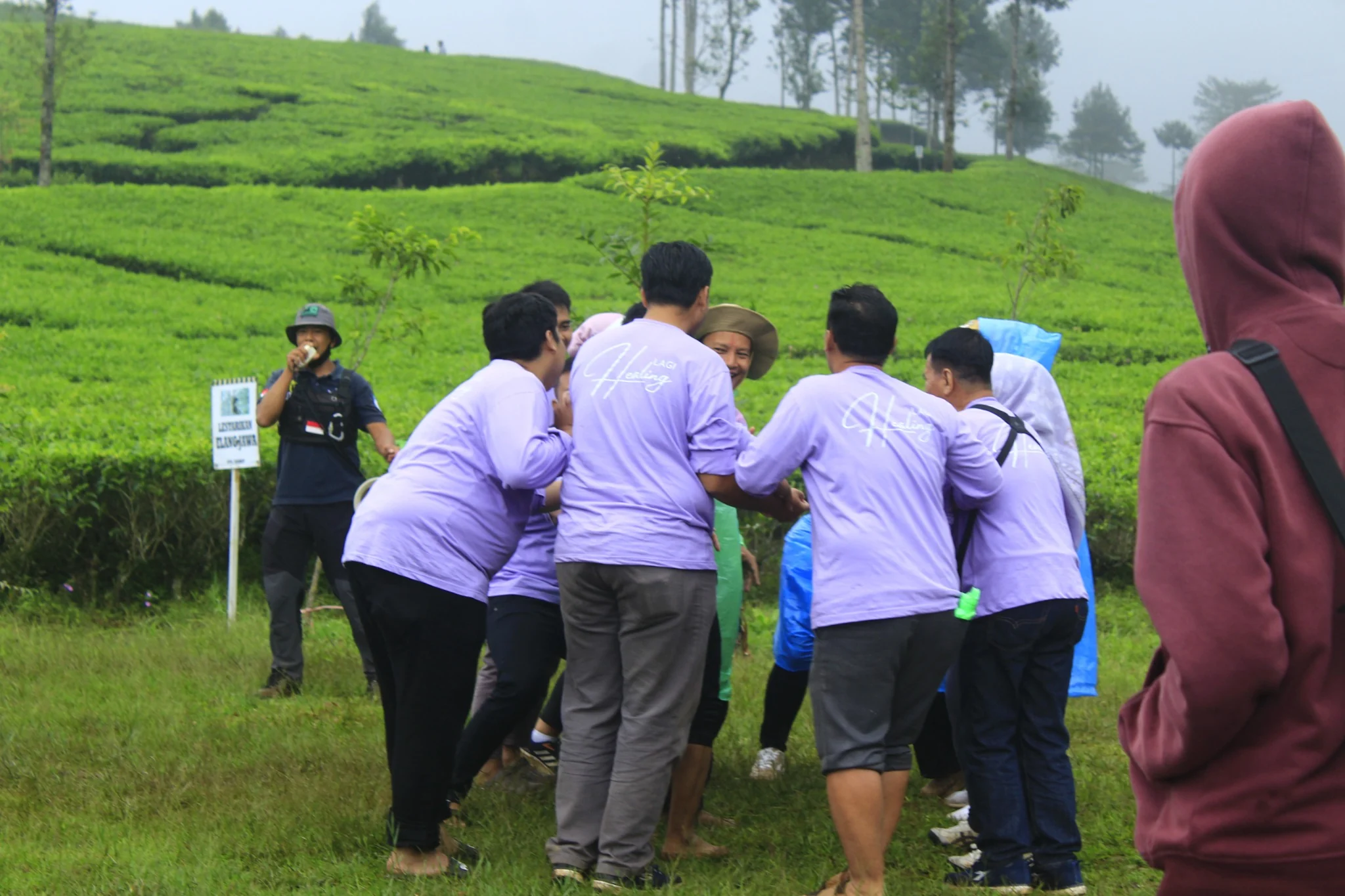 Dokumentasi pendampingan kegiatan outbound di lapangan