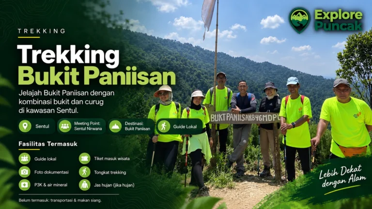 Grup trekking Bukit Paniisan di Sentul Bogor bersama guide lokal dengan tongkat trekking di jalur perbukitan hijau kawasan Sentul.